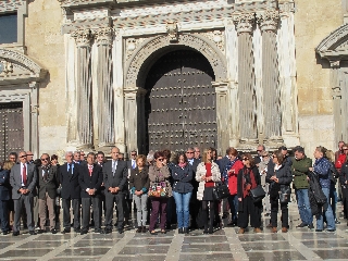 Las personas reunidas en la sede del TSJA para recordar a las víctimas de la masacre francesa